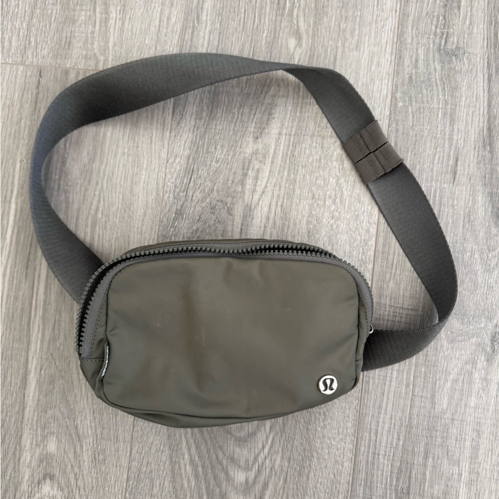 Lululemon Everywhere Belt Bag 1L green